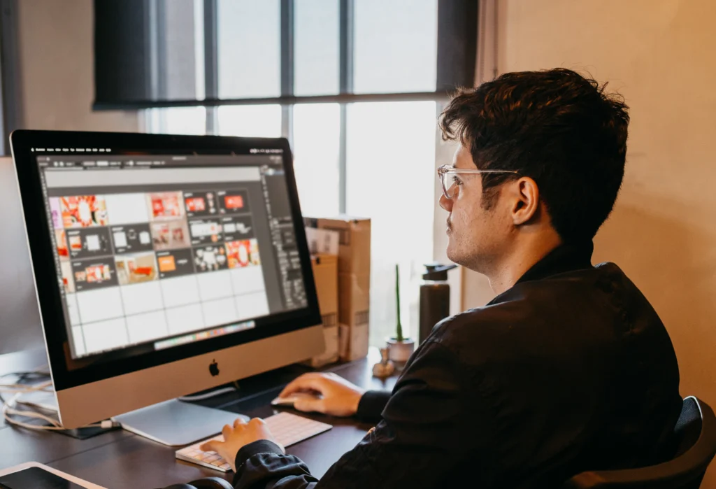 Homme créant un site web